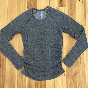 Athleta XS Heathered Gray Momentum Long Sleeve